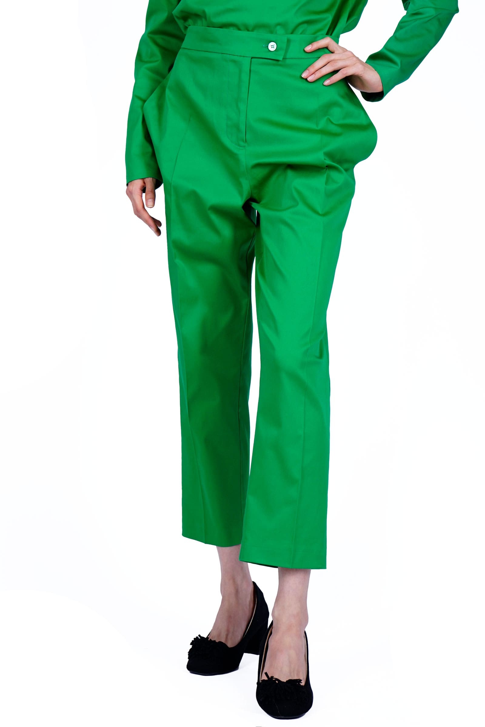 Pantalon verde cu buzunare...